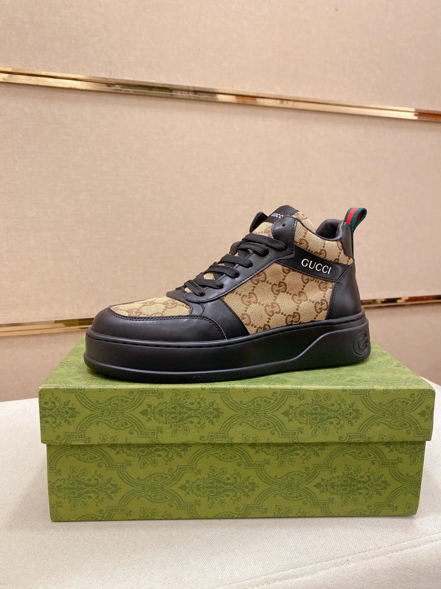 Factory price: 442💰 (GUCCI) The latest model from the official website🎁🎁Casual and fashionable men's shoes👟, hot style💥The style is simple and elegant, exclusive for trendy men. Unique official website's latest brand elements👑original Gucci decoration, fashionable and generous, the fabric is original cowhide ✅sheepskin lining, the official website specifies wear-resistant casual outsole, the classic model is taken in kind at the counter🎬38-44 (can be customized for 45 non-refundable)
